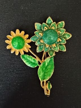 Green Enamel Floral Brooch – Gold Tone